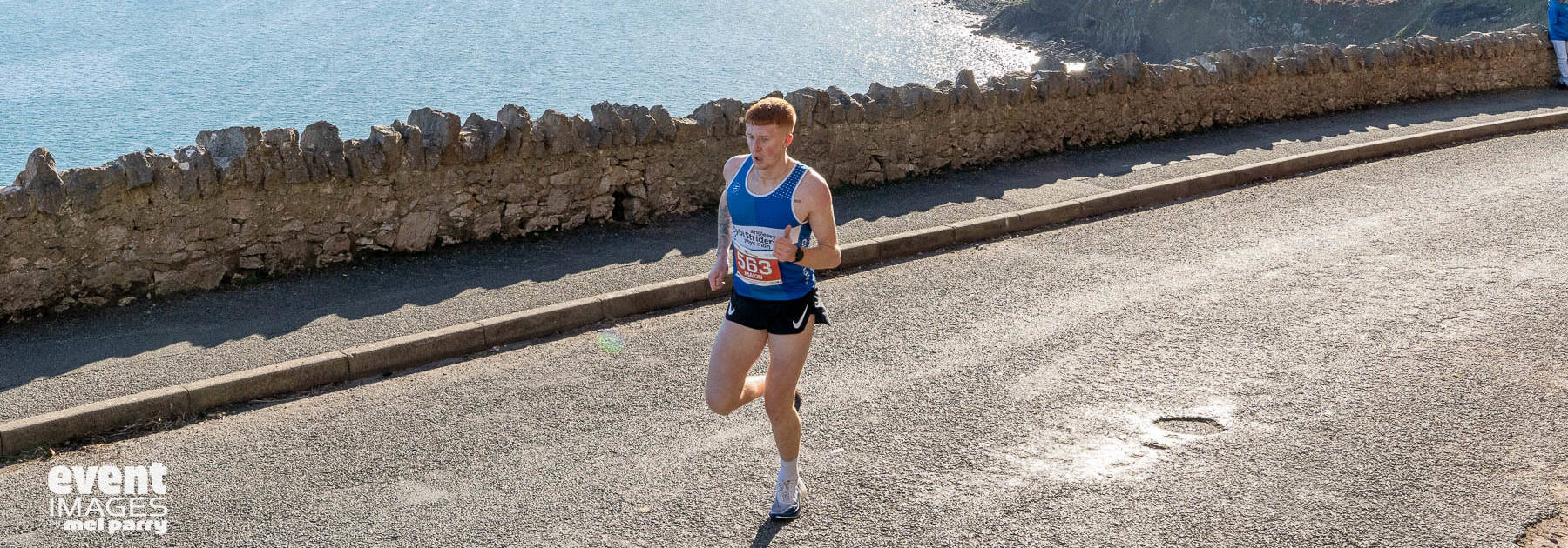 Runner in the Llandudno Nick Beer 10k with view of the pier
